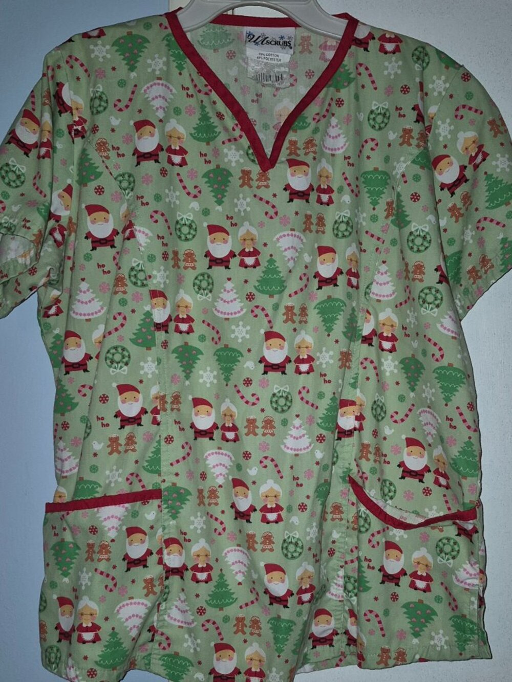 U A Scrubs Uniform Scrub Top SS Christmas Holiday Green w/Santa Women's Size S